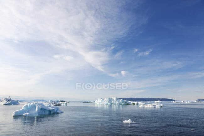 Fonte de la glace polaire sur bleu ensoleillé Océan Atlantique Groenland — Photo de stock