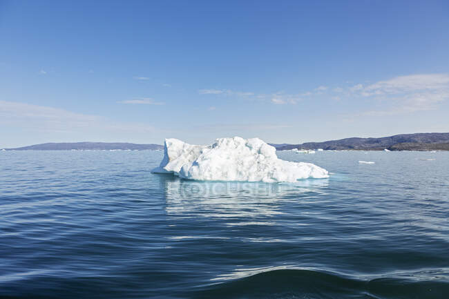 Derretimiento del hielo polar en el soleado océano Atlántico azul Groenlandia - foto de stock