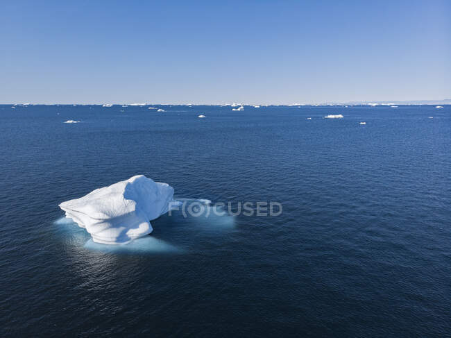 La glace polaire fond sur le bleu ensoleillé Océan Atlantique Groenland — Photo de stock
