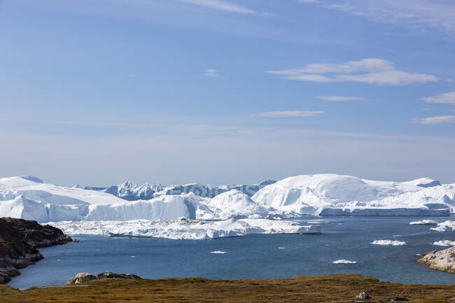 Maestosi iceberg glaciali sulla remota e soleggiata Groenlandia dell'Oceano Atlantico — Foto stock