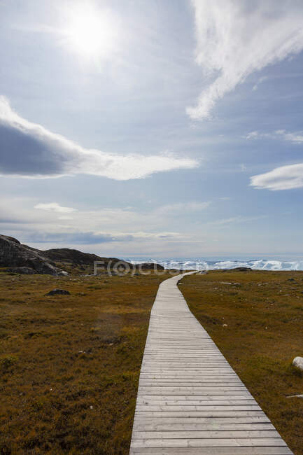 Footpath leading to sunny coast Disko Bay West Greenland — Stock Photo