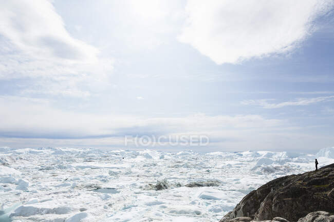 Gelo glacial derretendo abaixo do céu ensolarado Groenlândia — Fotografia de Stock