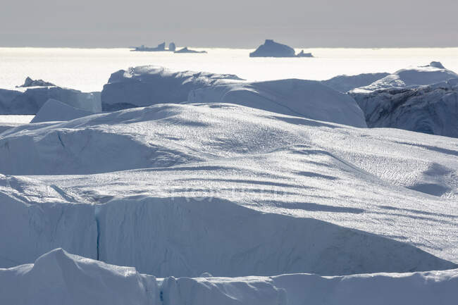 Icebergs blancs ensoleillés Groenland — Photo de stock