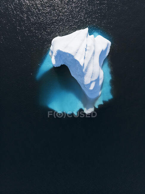 Vista aérea majestoso iceberg sobre azul ensolarado Oceano Atlântico Groenlândia — Fotografia de Stock