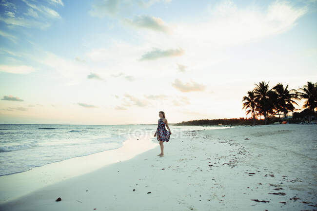 Беззаботная женщина в солнечном платье на пляже тропического океана Мексика — стоковое фото