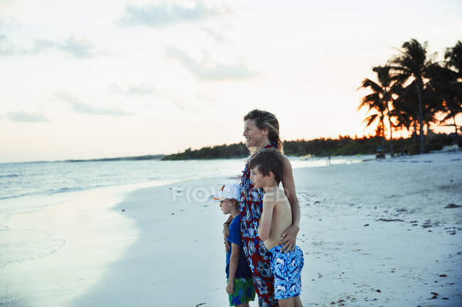 Família feliz relaxando na praia tropical do oceano México — Fotografia de Stock