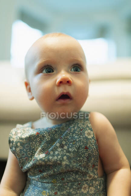 Bonito curioso bebê menina olhando afastado — Fotografia de Stock
