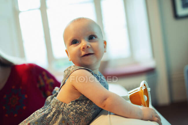 Menina bonito bebê olhando sobre ombro — Fotografia de Stock