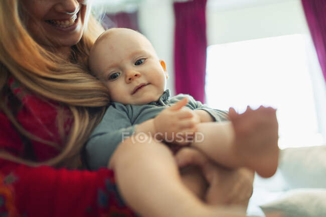 Feliz mãe segurando bonito bebê filha — Fotografia de Stock