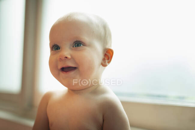 Bonito curioso bebê menina olhando para cima — Fotografia de Stock