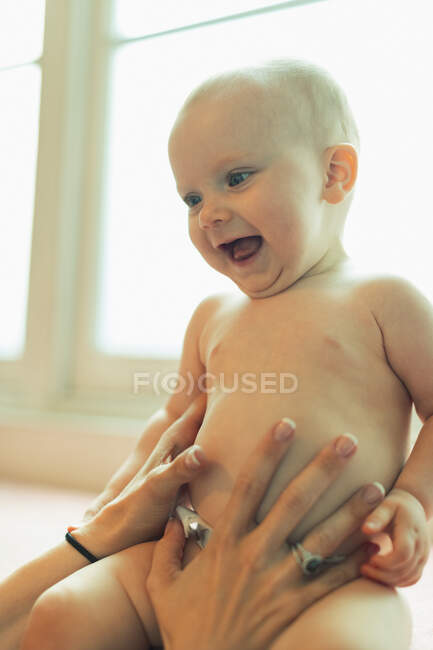 Feliz bebé riendo - foto de stock