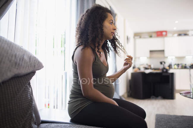 Jeune femme enceinte dans le salon — Photo de stock