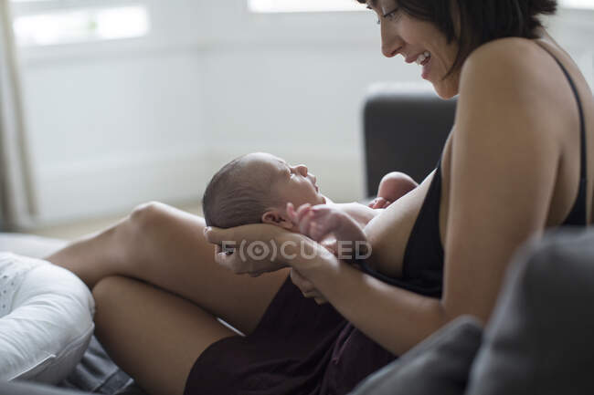 Mère tenant et allaitant le nouveau-né fils — Photo de stock