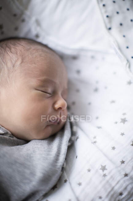 Cansado menino recém-nascido dormindo — Fotografia de Stock