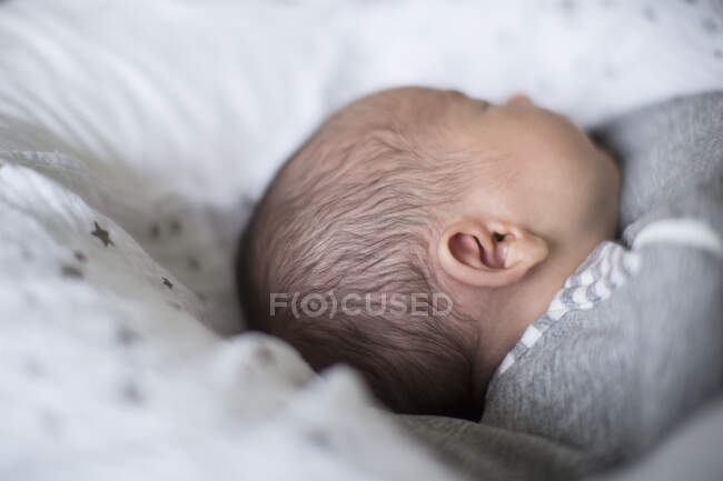 Закрой невинного новорожденного мальчика спящего — стоковое фото