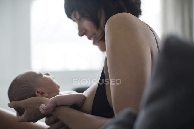 Mãe segurando bebê recém-nascido filho — Fotografia de Stock