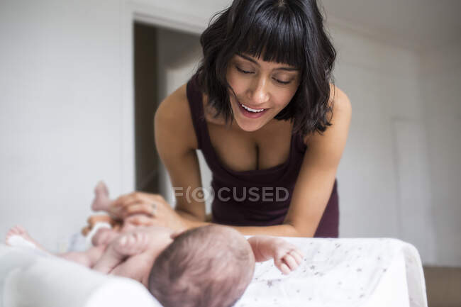 Счастливая мать наблюдает за новорожденным сыном — стоковое фото