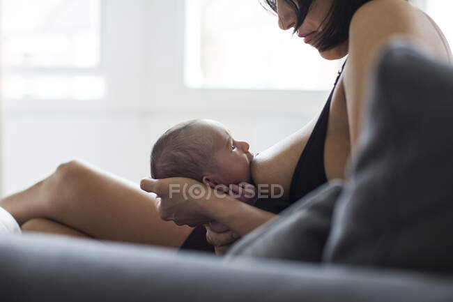 Madre lactante recién nacido hijo - foto de stock