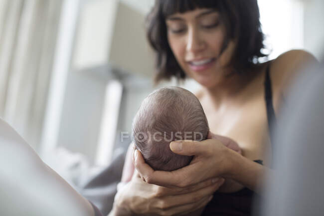 Mère berceau et allaitement nouveau-né fils — Photo de stock