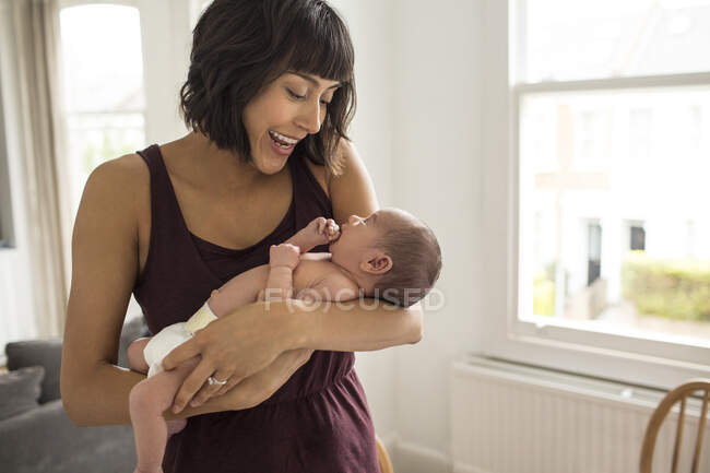 Щаслива мати з новонародженим сином. — стокове фото