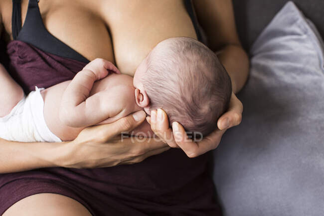 Крупним планом мати грудного вигодовування новонародженого сина — стокове фото