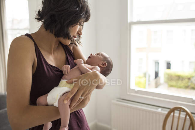 Mãe berço bebê recém-nascido filho — Fotografia de Stock