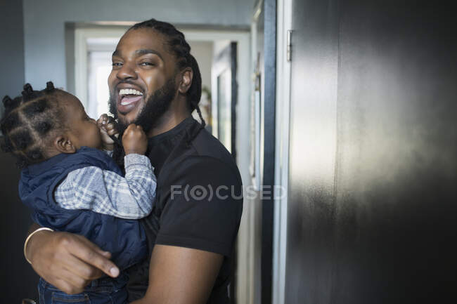Портрет счастливого отца, держащего маленького сына — стоковое фото