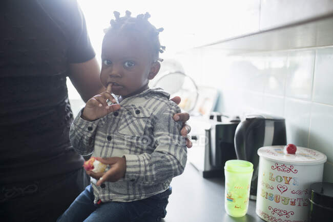 Портрет милий хлопчик-малюк їсть на кухні — стокове фото