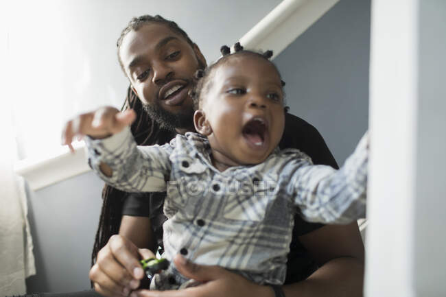 Father and toddler son playing — Stock Photo