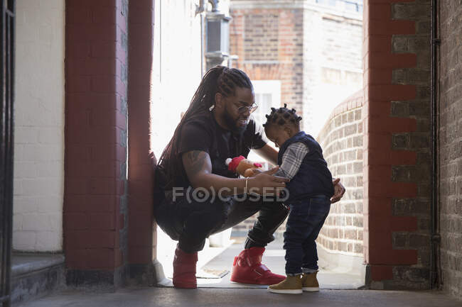 Pai e filho da criança no corredor — Fotografia de Stock