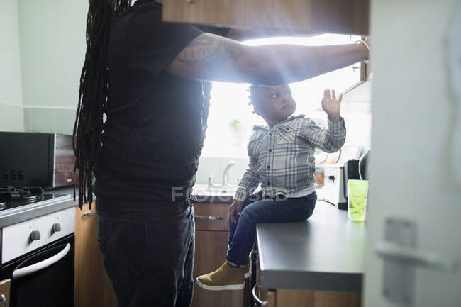 Отец с маленьким сыном на кухне квартиры — стоковое фото