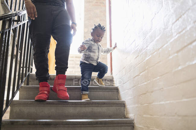 Padre e figlio più piccolo scendono gradini — Foto stock