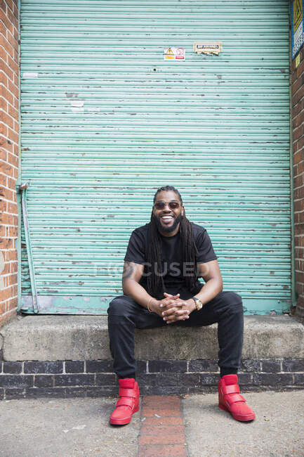Retrato hombre feliz y confiado en el callejón urbano - foto de stock