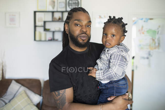 Портрет Впевнений батько тримає малюка. — стокове фото