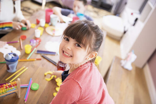 Ritratto felice ragazza entusiasta giocare con i giocattoli a tavola — Foto stock