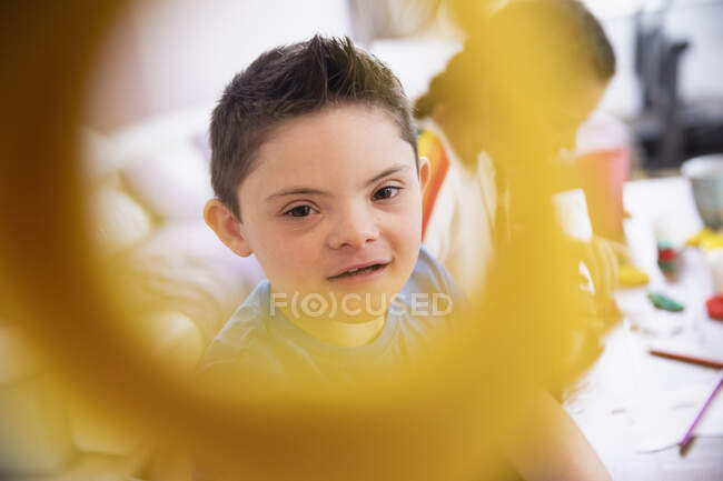 Retrato lindo chico con síndrome de Down jugando - foto de stock