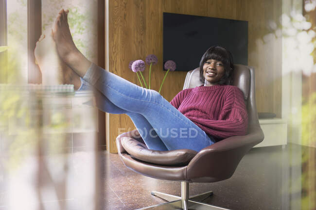Портрет беззаботная молодая женщина расслабляется в домашнем офисе — стоковое фото
