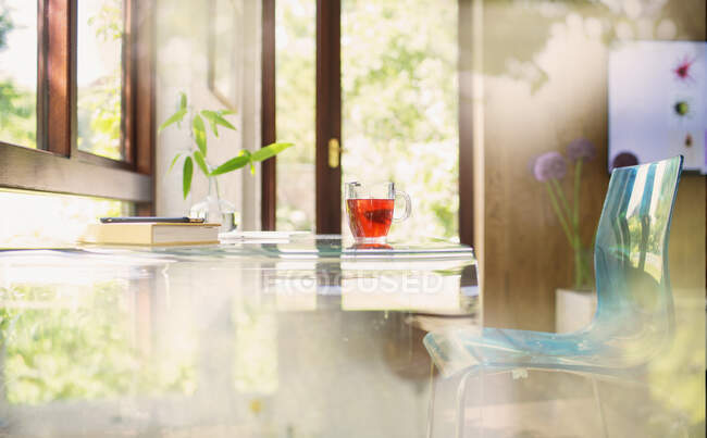 Tea on desk in tranquil home office — Stock Photo