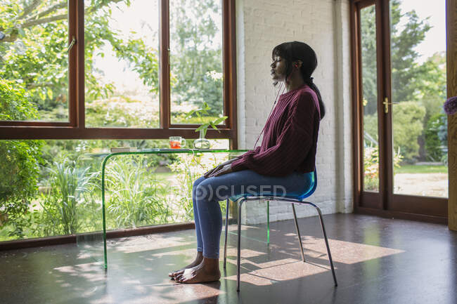 Sereno jovem mulher meditando em casa tranquila escritório — Fotografia de Stock