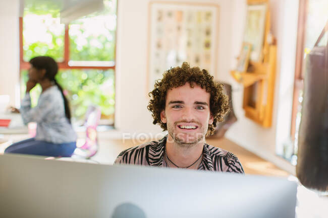 Retrato jovem feliz trabalhando em casa no computador — Fotografia de Stock
