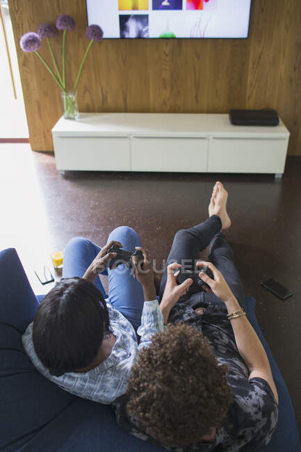 Jovem casal jogar vídeo game na sala de estar — Fotografia de Stock
