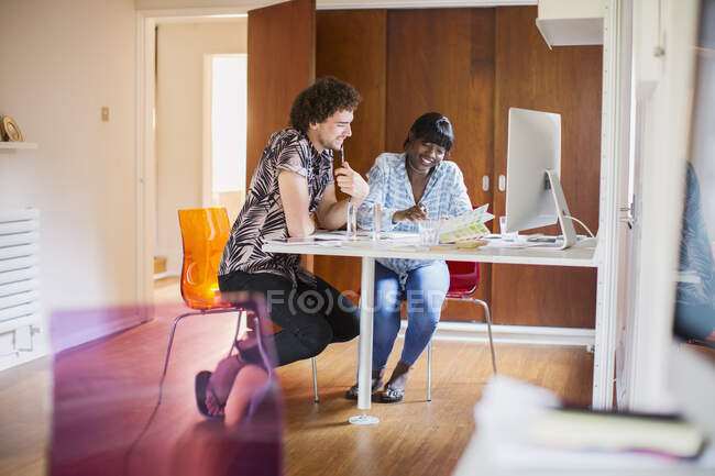 Jovens empresários criativos que trabalham no escritório em casa — Fotografia de Stock