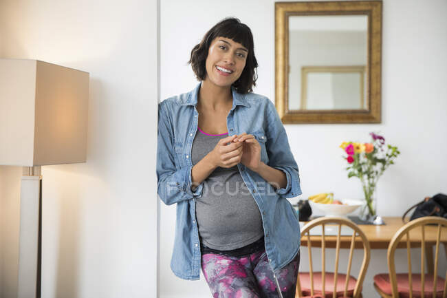 Retrato sorrindo mulher grávida na sala de jantar — Fotografia de Stock