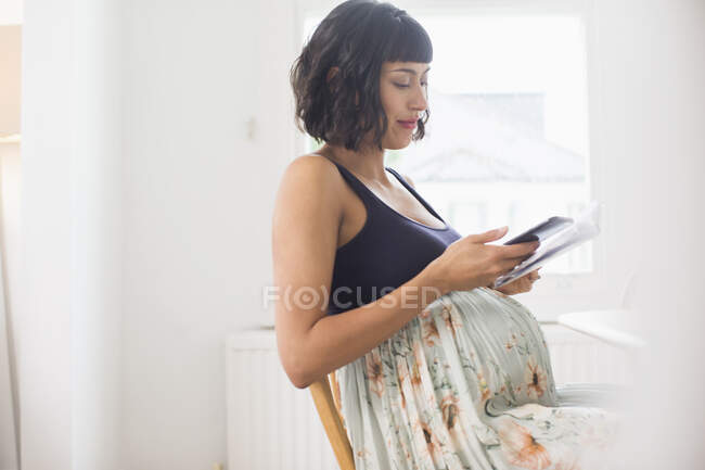 Mulher grávida usando telefone inteligente — Fotografia de Stock