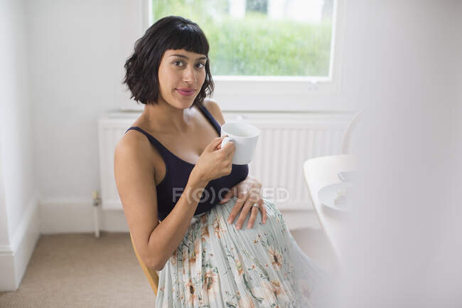 Portrait beautiful pregnant woman drinking tea — Stock Photo