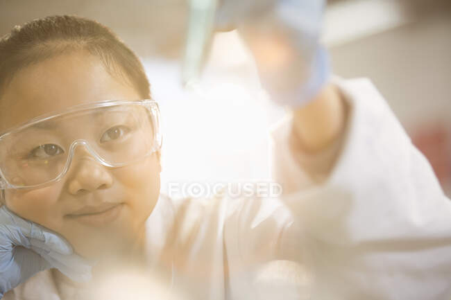 Ragazza pensierosa studente condurre esperimento scientifico in laboratorio aula — Foto stock