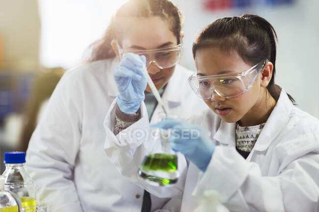Schülerinnen führen Chemie-Experiment im Klassenzimmer-Labor durch — Stockfoto