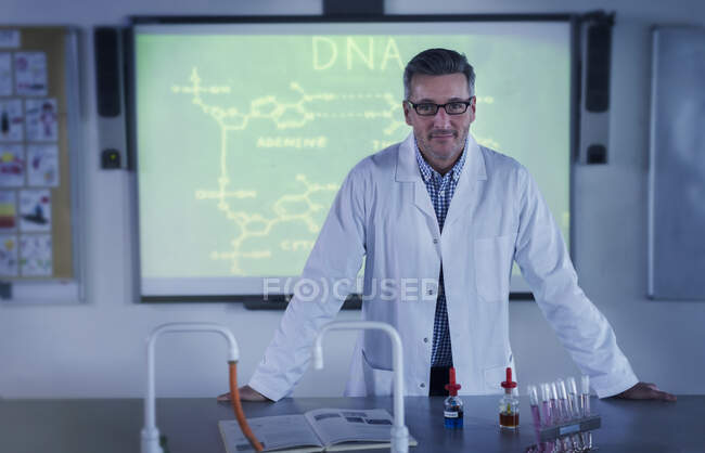 Portrait male science teacher teaching DNA lesson at projection screen — Stock Photo