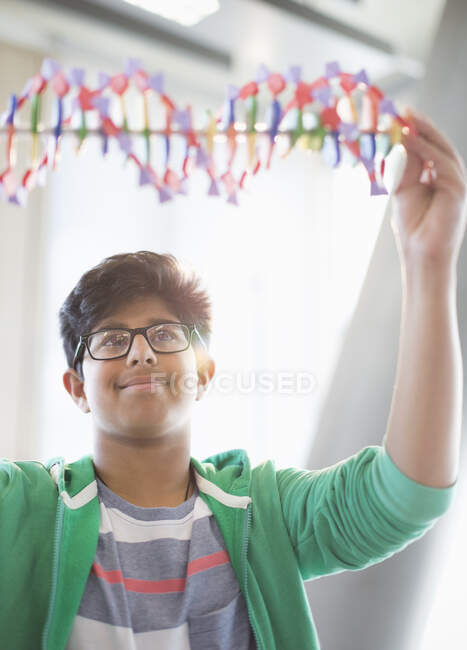 Студент-хлопець вивчає ДНК в класі. — стокове фото