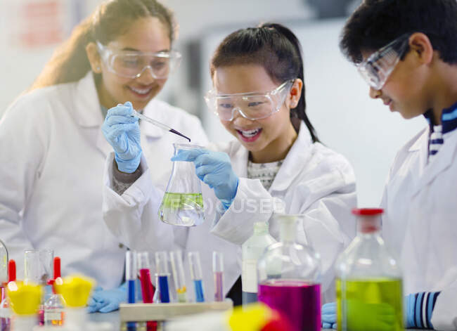 Estudiantes realizando experimento científico en aula de laboratorio - foto de stock